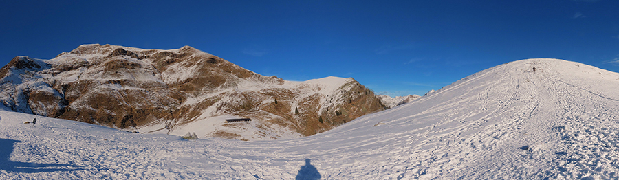 Dai dossi panoramici innevati dei Piani dell'Avaro con vista verso il Triomen